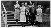 Doris McAlister Watkins, Robert McAlister, Kenner McAlister, Helen McAlister Huntington, James Rich Huntington, Dick Castle, Mary Warfield McAlister Arey at Kitzen Springs, Oakridge ( around 1933-1936 )