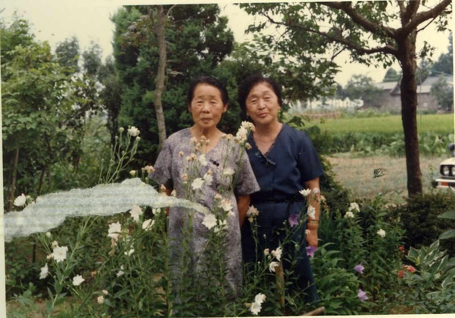 Mutsu Katagiri  (left), 75 Years (Seiko's Mom)\nIku Shirakura, Seiko's Father's younger sister